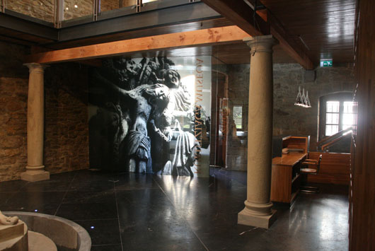 Kurutze Santu Museoa en Durango - Detalle vidrio de acceso - ASGA Arquitectos Bilbao